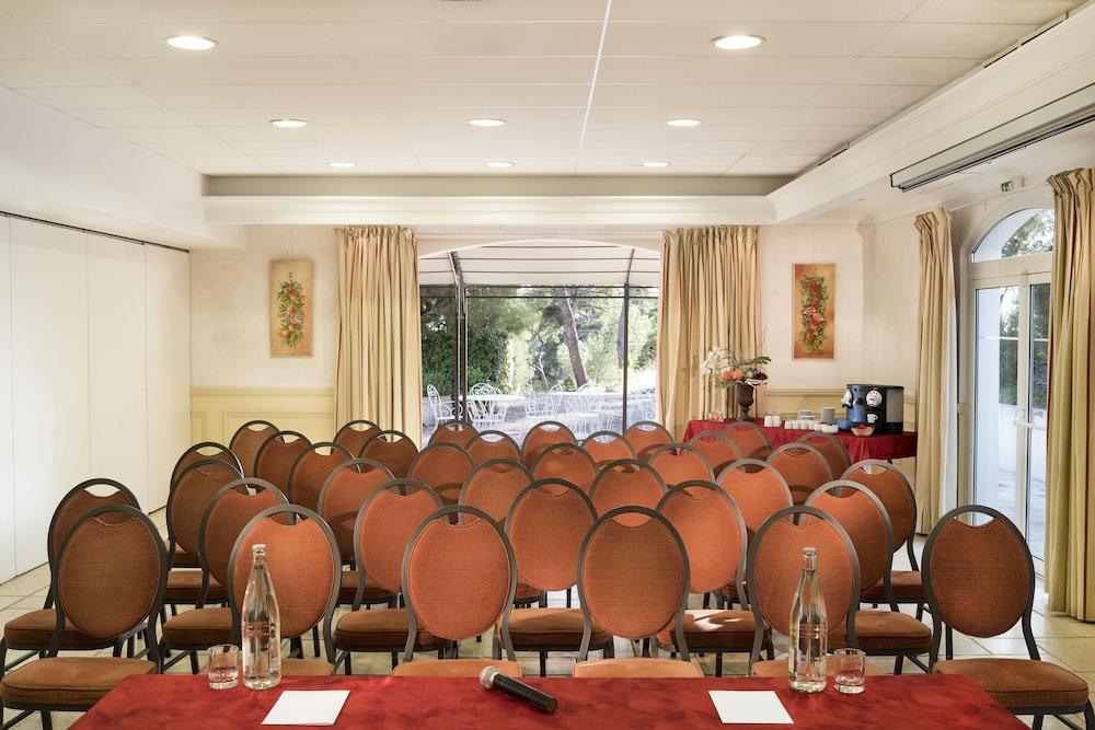 Hotel Grand Les Lecques 3*