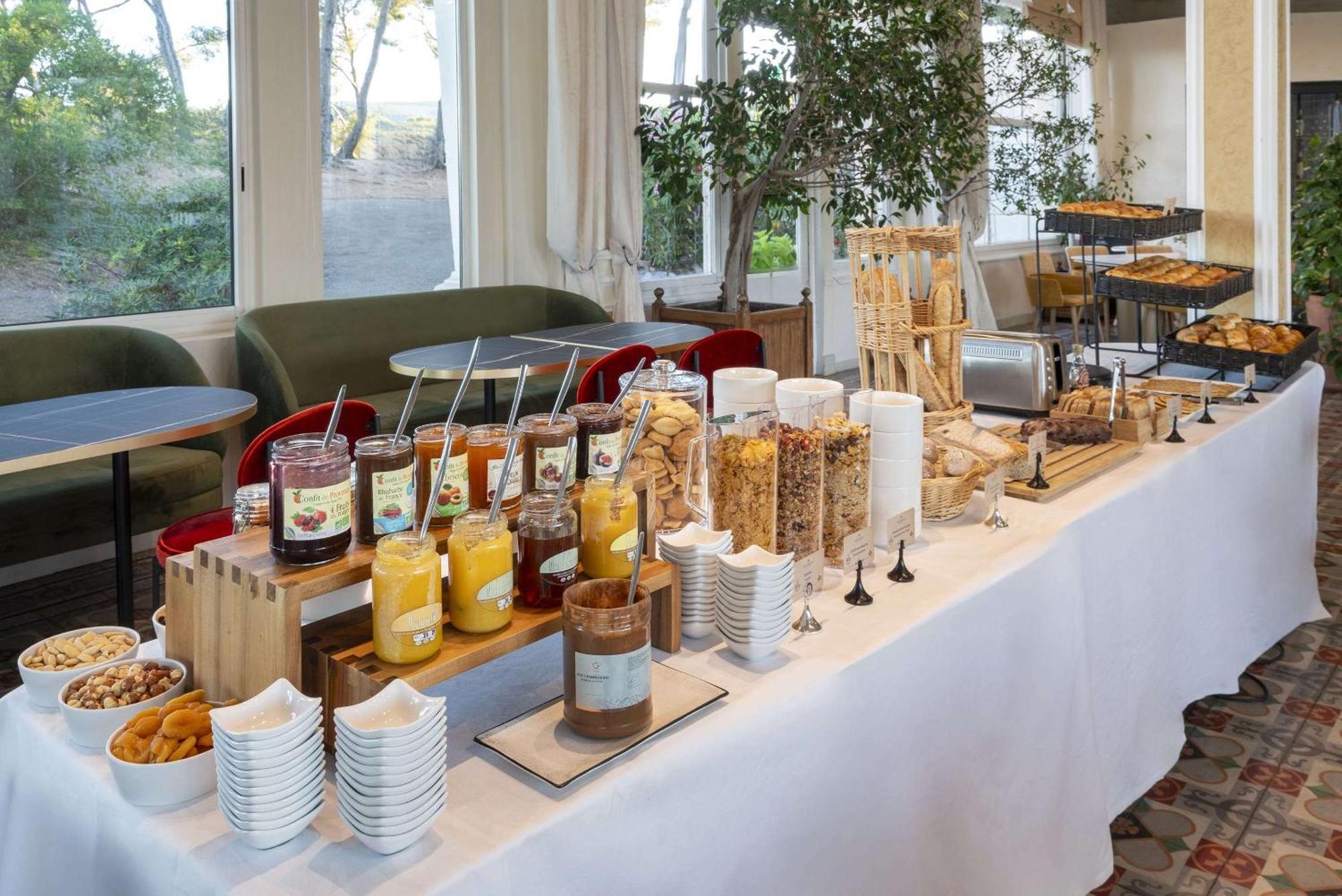 Grand Les Lecques Hotel 3*