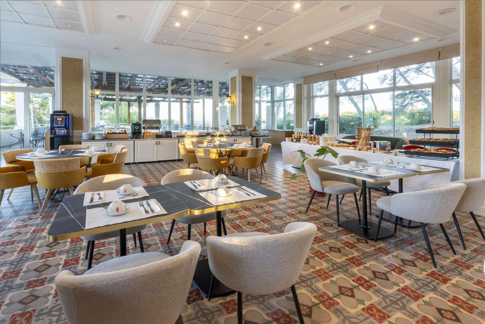 Hotel Grand Les Lecques 3*