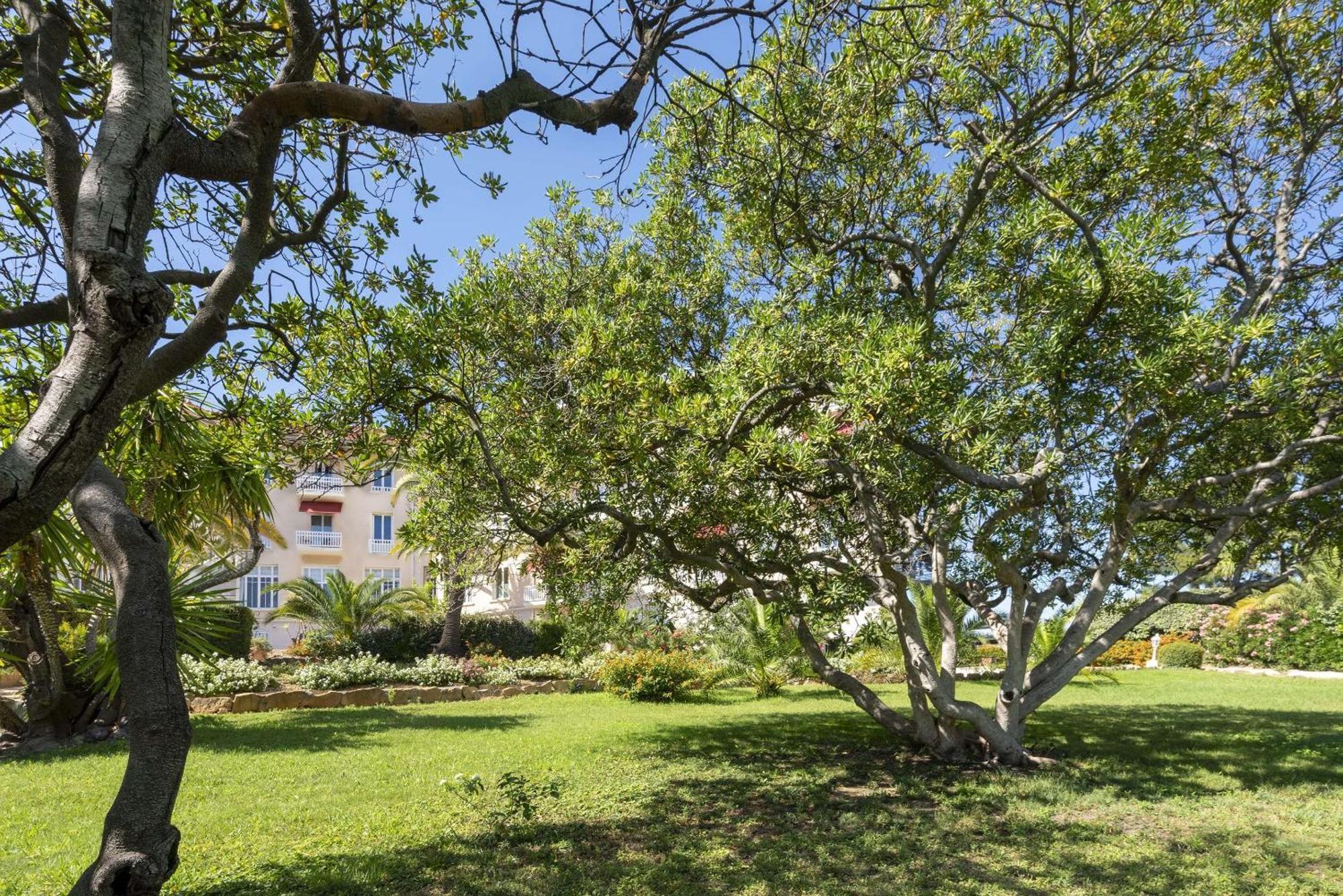 Grand Les Lecques Hotel 3*