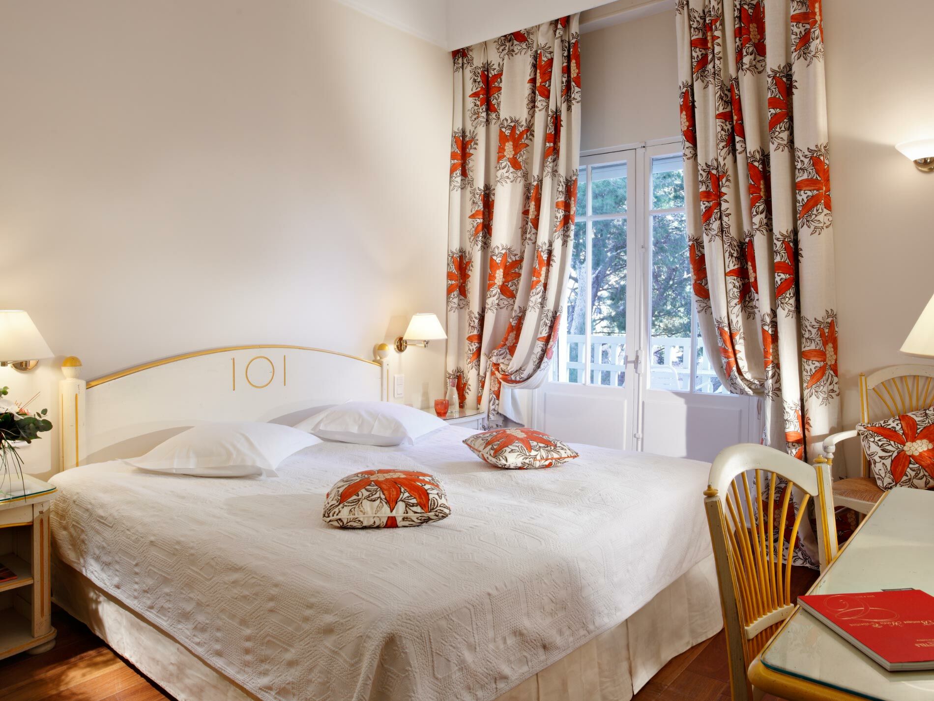 Grand Les Lecques Hotel 3*